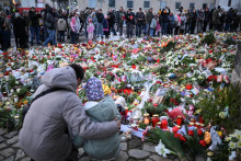 Pocta obetiam neďaleko vianočných trhov Alter Markt, kde muž vvrazil autom do davu. FOTO: Reuters