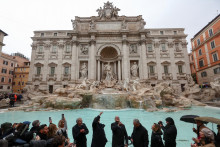 V Ríme znovu otvorili Fontánu di Trevi. FOTO: Reuters