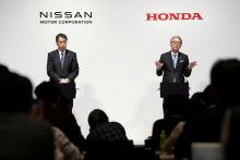 Prezident a CEO pre Nissan Motor Makoto Uchida a prezident a CEO pre Honda Motor Toshihiro Mibe. FOTO: Reuters/Kjódo