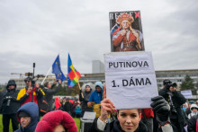 Na snímke protest proti nedeľnej ávšteve predsedu vlády Roberta Fica v Moskve na Námestí slobody v Bratislave v pondelok 23. decembra 2024.

FOTO: TASR/ J. Novák