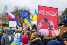 Protest pred Úradom vlády proti ceste premiéra Roberta Fica do Moskvy. FOTO: TASR/Jaroslav Novák