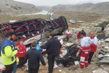 Najmenej deväť ľudí v pondelok na juhovýchode Iránu zahynulo po zrážke autobusu s cisternou. FOTO: TASR/AP Červený polmesiac