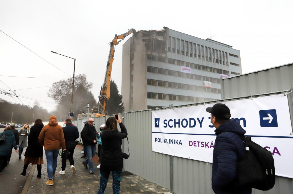 S búracími prácami už finišujú. FOTO: TASR/J. Krošlák