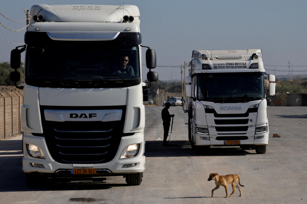 Nákladné autá prevážajú humanitárnu pomoc určenú pre Pásmo Gazy. FOTO: Reuters