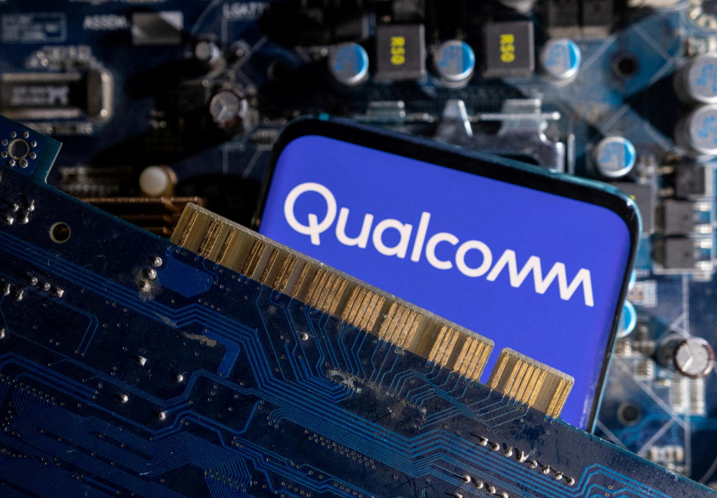 Smartfón s vystaveným logom spoločnosti Qualcomm. FOTO: REUTERS