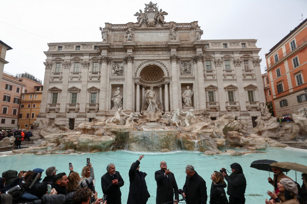 V Ríme znovu otvorili Fontánu di Trevi. FOTO: Reuters