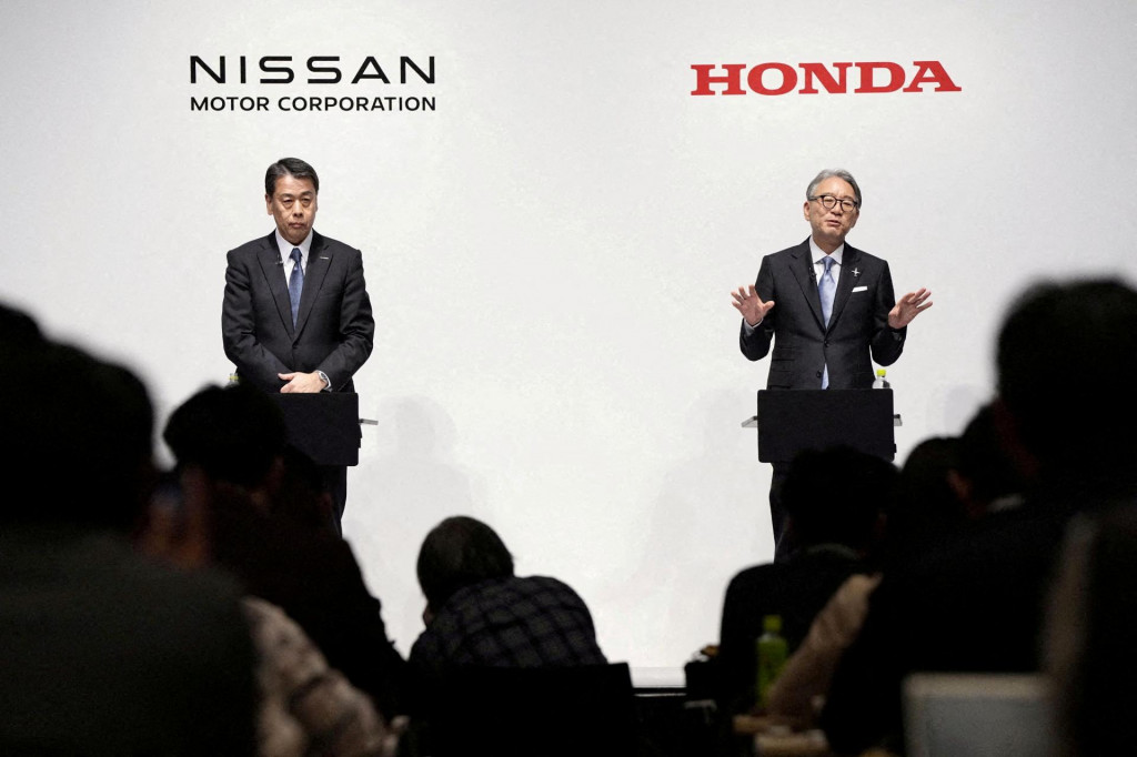 Prezident a CEO pre Nissan Motor Makoto Uchida a prezident a CEO pre Honda Motor Toshihiro Mibe. FOTO: Reuters/Kjódo