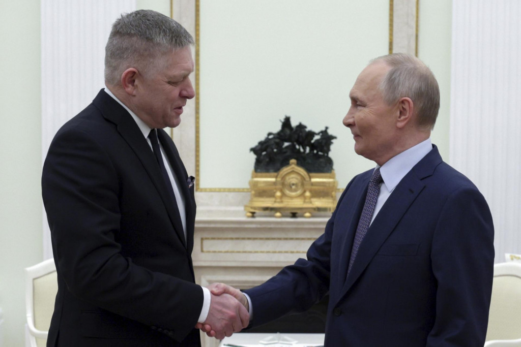 Ruský prezident Vladimir Putin a slovenský premiér Robert Fico počas stretnutia v Moskve. FOTO: TASR/AP