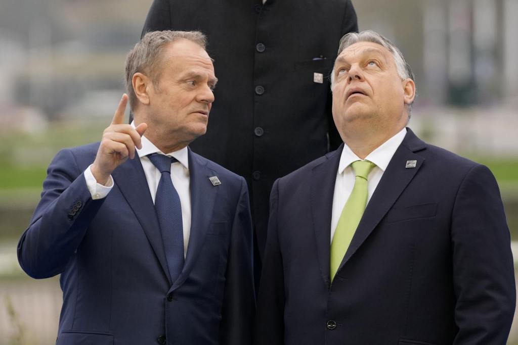 Maďarský premiér Viktor Orbán a poľský premiér Donald Tusk. FOTO: TASR/AP