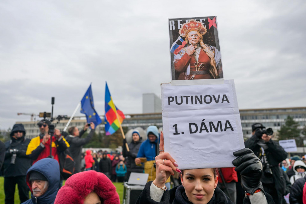 Na snímke protest proti nedeľnej ávšteve predsedu vlády Roberta Fica v Moskve na Námestí slobody v Bratislave v pondelok 23. decembra 2024.

FOTO: TASR/ J. Novák