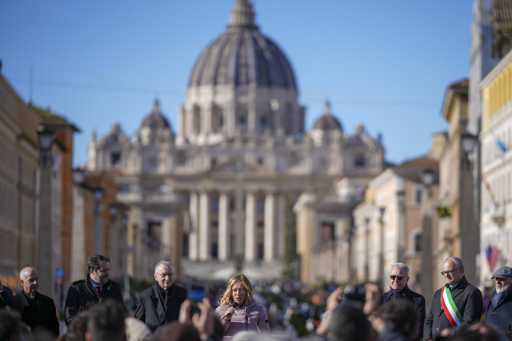 Talianska premiérka Giorgia Meloniová vystupuje s príhovorm počas slávnostného otvorenia obnoveného a upraveného námestie Piazza Pia pri rieke Tiber. FOTO: TASR/AP