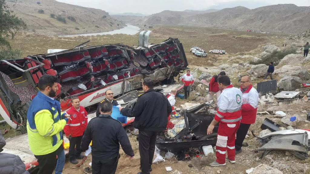 Najmenej deväť ľudí v pondelok na juhovýchode Iránu zahynulo po zrážke autobusu s cisternou. FOTO: TASR/AP Červený polmesiac