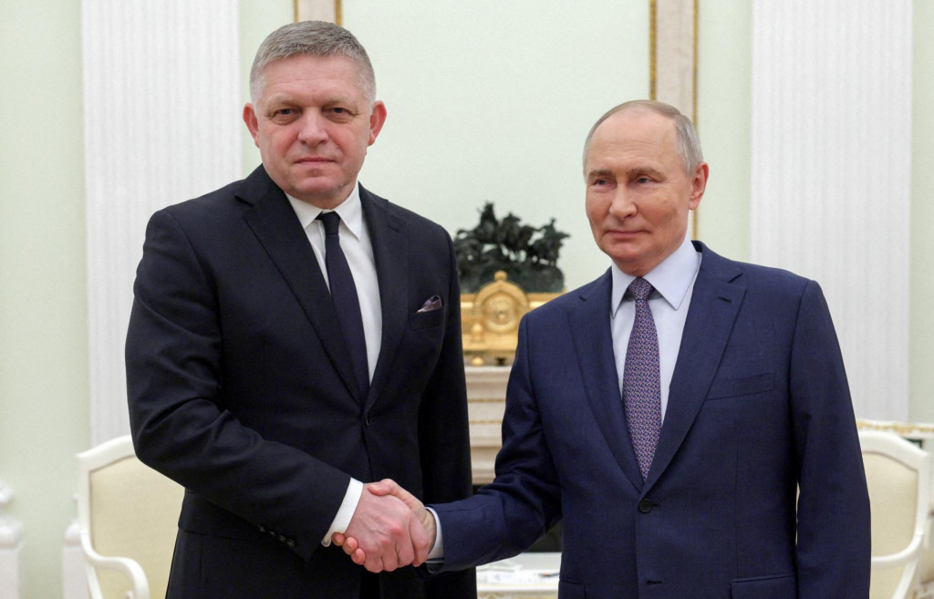 Ruský prezident Vladimir Putin a premiér Robert Fico. FOTO: Reuters