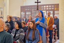 Veriaci sa zúčastňujú svätej omše vedenej latinským patriarchom Jeruzalema, arcibiskupom Pierbattistom Pizzaballom, v kostole Svätej rodiny v Gaze. FOTO: Reuters