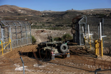 Izraelské vojenské vozidlo vstupuje do Sýrie na línii prímeria pri Sýrii a Izraelom okupovaných Golanských výšinách.  FOTO: Reuters