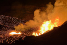 Láva vyteká z prieduchov na západnej časti steny kaldery a napája lávové prúdy, ktoré pokrývajú oblasť krátera Halemaʻumaʻu počas novej erupcie na vrchole kaldery Kaluapele. FOTO: Reuters