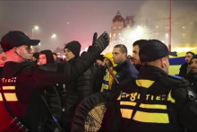 Policajti eskortujú futbalových fanúšikov Maccabi Tel Avivu na stanicu metra, ktoré ich dopraví na futbalový štadión Ajaxu po pochode propalestínskych demonštrantov v Amsterdame. FOTO: TASR/AP