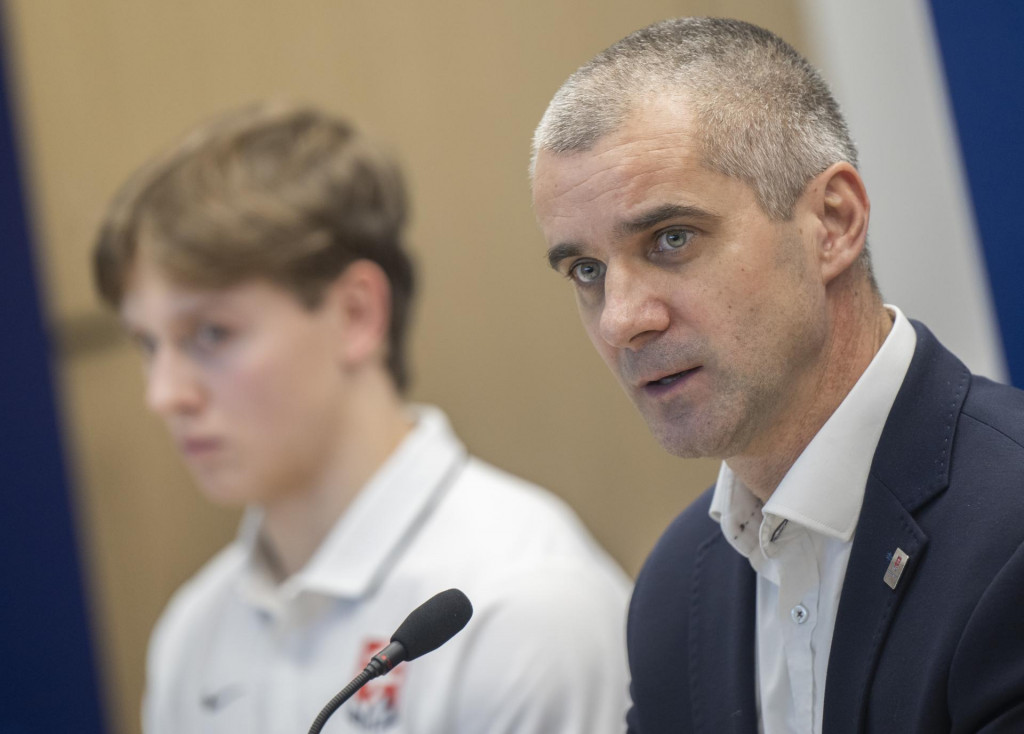 Útočník slovenskej hokejovej reprezentácie do 20 rokov Tomáš Pobežal a tréner slovenskej hokejovej reprezentácie do 20 rokov Ivan Feneš počas tlačovej konferencie v Bratislave. FOTO: TASR/Martin Baumann