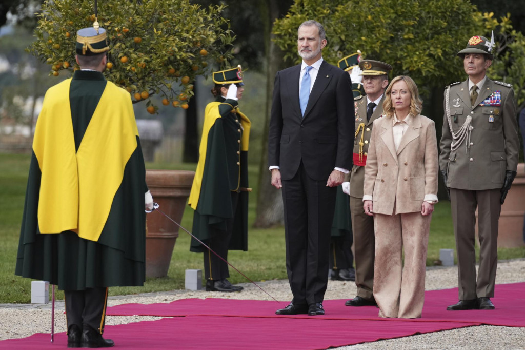 Španielsky kráľ Filip VI. (uprostred vľavo). FOTO: TASR/AP