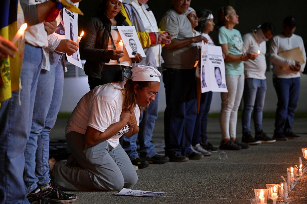 Matka venezuelskej osoby zadržanej počas protestov spochybňujúcich výsledky prezidentských volieb sa modlí počas sviečkovej vigílie na Centrálnej univerzite Venezuely v Caracase. FOTO: Reuters