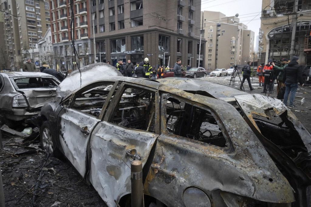 Vraky áut sú na ulici po útoku ruskej armády. FOTO: TASR/AP