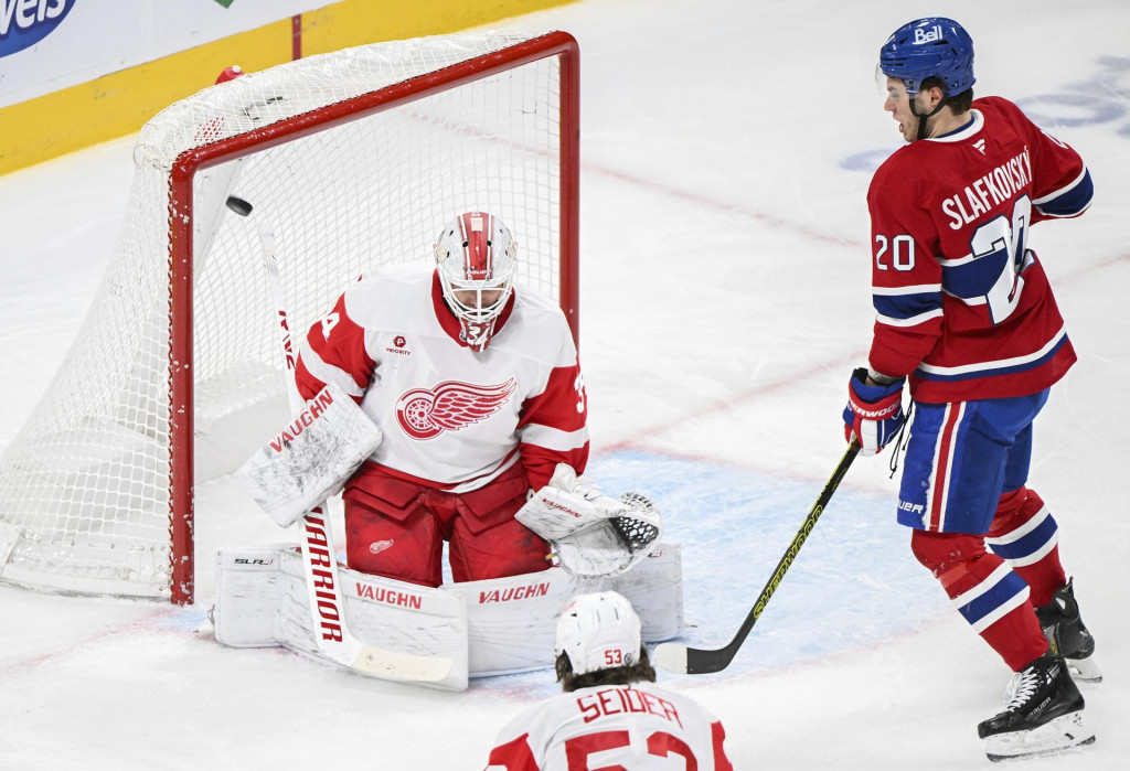 Slovenský hokejista Montrealu Canadiens Juraj Slafkovský (20) strieľa gól počas zápasu zámorskej NHL Montreal Canadiens - Detroit Red Wings v kanadskom meste Montreal. FOTO: TASR/AP