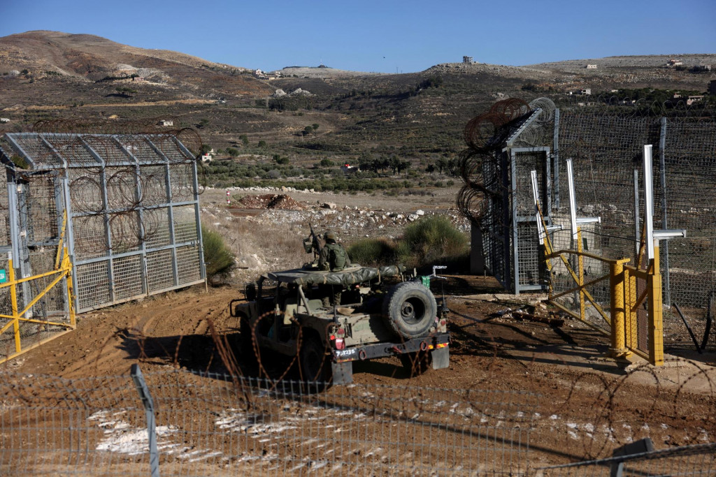 Izraelské vojenské vozidlo vstupuje do Sýrie na línii prímeria pri Sýrii a Izraelom okupovaných Golanských výšinách.  FOTO: Reuters