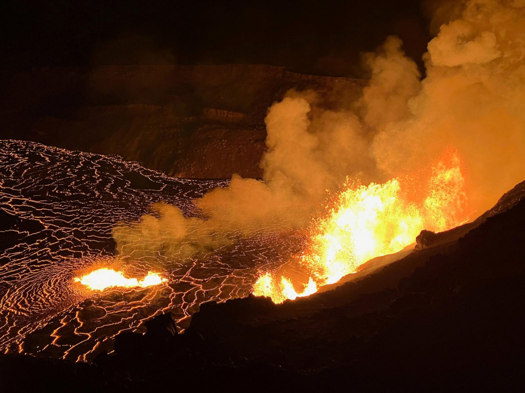 Láva vyteká z prieduchov na západnej časti steny kaldery a napája lávové prúdy, ktoré pokrývajú oblasť krátera Halemaʻumaʻu počas novej erupcie na vrchole kaldery Kaluapele. FOTO: Reuters