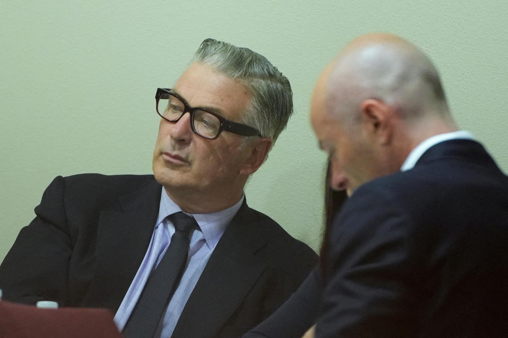 Americký herec Alec Baldwin sa zúčastňuje procesu za neúmyselné zabitie na okresnom súde okresu Santa Fe. FOTO: Reuters