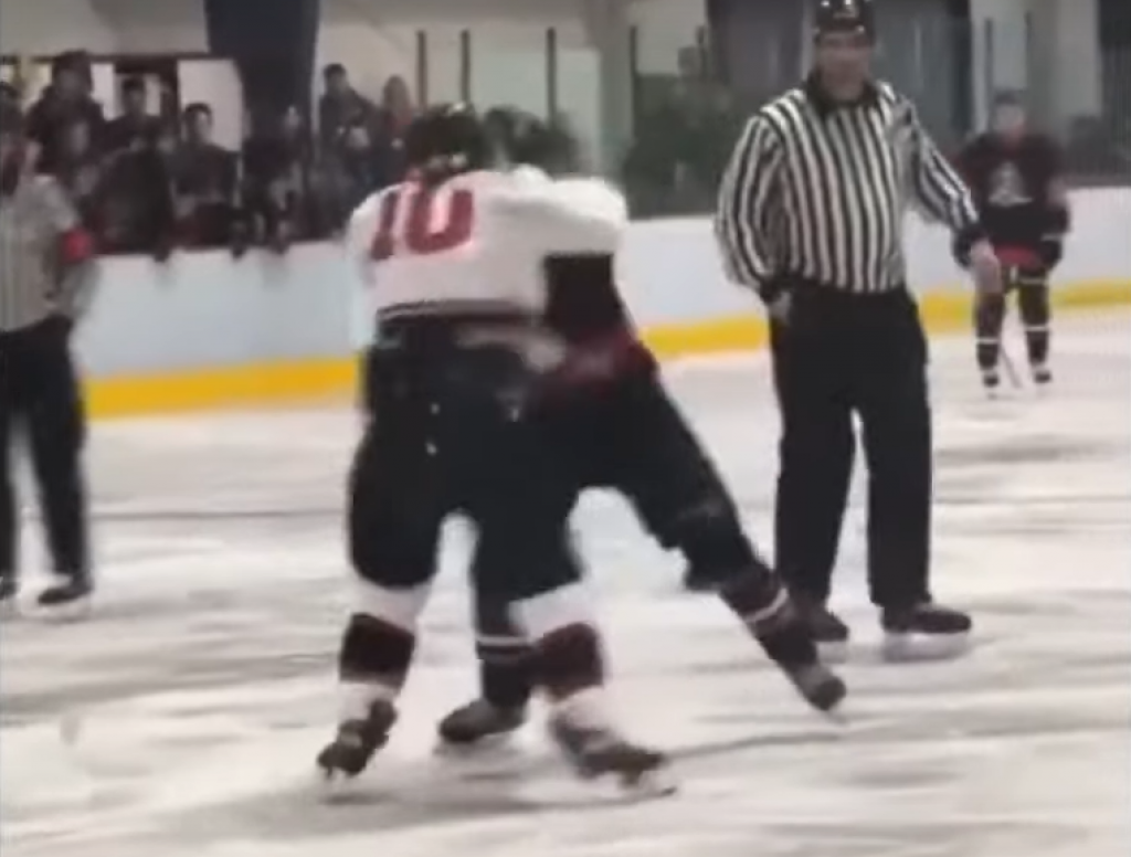 Chris Ewen sa pobil s Tylerom Dreigerom. FOTO: Youtube