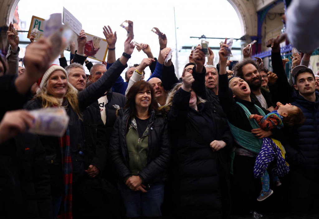 Nakupujúci sa zúčastňujú predvianočnej aukcie mäsa, ktorú organizujú mäsiari G Lawrence na Smithfield Market v Londýne. FOTO: Reuters