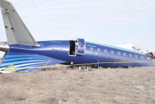 Vrak lietadla Embraer 190 azerbajdžanských aerolínií AZAL, ktoré sa zrútilo pri meste Aktau na západe Kazachstanu. FOTO: TASR/AP