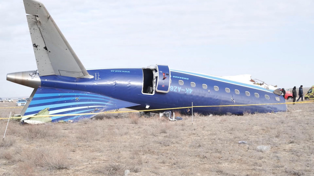 Vrak lietadla Embraer 190 azerbajdžanských aerolínií AZAL, ktoré sa zrútilo pri meste Aktau na západe Kazachstanu. FOTO: TASR/AP