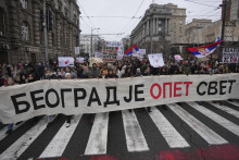 Študenti držia transparent počas protivládneho protestu v Belehrade v stredu 25. decembra 2024. FOTO: TASR/AP