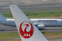 FILE PHOTO: Japan Airlines aircraft are seen on the tarmac at Haneda airport in Tokyo August 30, 2012. REUTERS/Kim Kyung-Hoon/File Photo FOTO: Kim Kyung Hoon