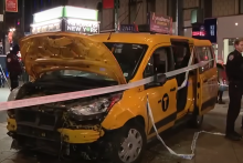 Pohľad na zničený taxík v newyorskom Manhattane. FOTO: YouTube/lLvenow From Fox