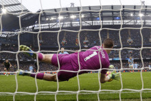 Jordan Pickford z Evertonu chytá penaltu Erlinga Haalanda z Manchestru City. FOTO: REUTERS