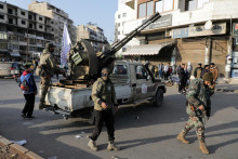 O život prišiel aj neznámy počet podporovateľov Asada, ktorých viedol proiránsky militant z oblasti, hľadaný pre obvinenia z vraždy a únosov. FOTO: REUTERS