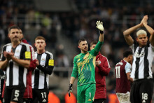 Hráč Newcastlu United Martin Dúbravka a jeho spoluhráči oslavujú po zápase. FOTO: REUTERS