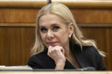 Ministerka hospodárstva Denisa Saková v júni ohlásila 1,2-miliardovú investíciu do baterkárne v Šuranoch.  FOTO: TASR/M. Baumann