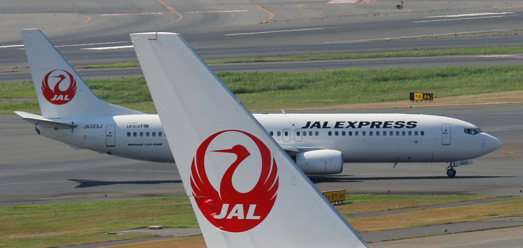 FILE PHOTO: Japan Airlines aircraft are seen on the tarmac at Haneda airport in Tokyo August 30, 2012. REUTERS/Kim Kyung-Hoon/File Photo FOTO: Kim Kyung Hoon