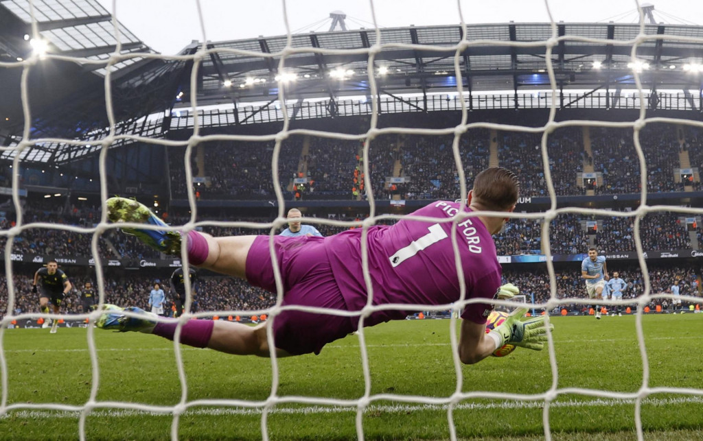 Jordan Pickford z Evertonu chytá penaltu Erlinga Haalanda z Manchestru City. FOTO: REUTERS