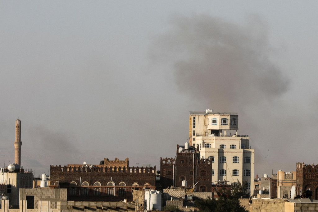 Dym stúpa po izraelských útokoch pri letisku Sanaa v Jemene. FOTO: REUTERS