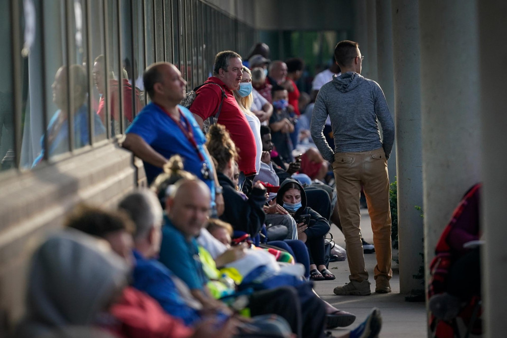 FILE PHOTO: People line up outside Kentucky Career Center prior to its opening to find assistance with their unemployment claims in Frankfort, Kentucky, U.S. June 18, 2020. REUTERS/Bryan Woolston FOTO: Bryan Woolston