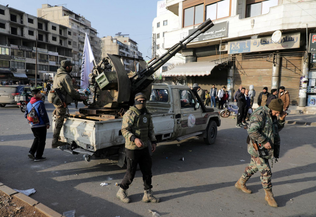 O život prišiel aj neznámy počet podporovateľov Asada, ktorých viedol proiránsky militant z oblasti, hľadaný pre obvinenia z vraždy a únosov. FOTO: REUTERS