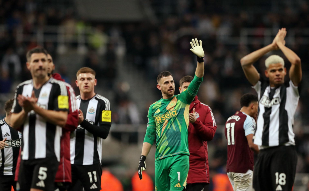 Hráč Newcastlu United Martin Dúbravka a jeho spoluhráči oslavujú po zápase. FOTO: REUTERS