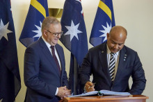 Austrálsky premiér Anthony Albanese (vľavo) a nauruský prezident David Adeang. FOTO: TASR/AP