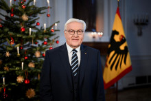 Nemecký prezident Frank-Walter Steinmeier pózuje počas nahrávania svojho každoročného vianočného prejavu v paláci Bellevue v Berlíne. FOTO: Reuters