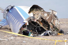 Vrak lietadla Embraer 190 azerbajdžanských aerolínií AZAL, ktoré sa zrútilo pri meste Aktau na západe Kazachstanu v stredu 25. decembra 2024.  FOTO: TASR/AP