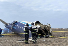 Pohotovostní špecialisti pracujú na mieste havárie osobného lietadla Azerbajdžanských aerolínií neďaleko mesta Aktau v Kazachstane. FOTO: Reuters